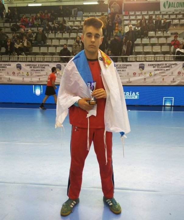 Dani Fernández, con el trofeo de mejor portero juvenil del Nacional.