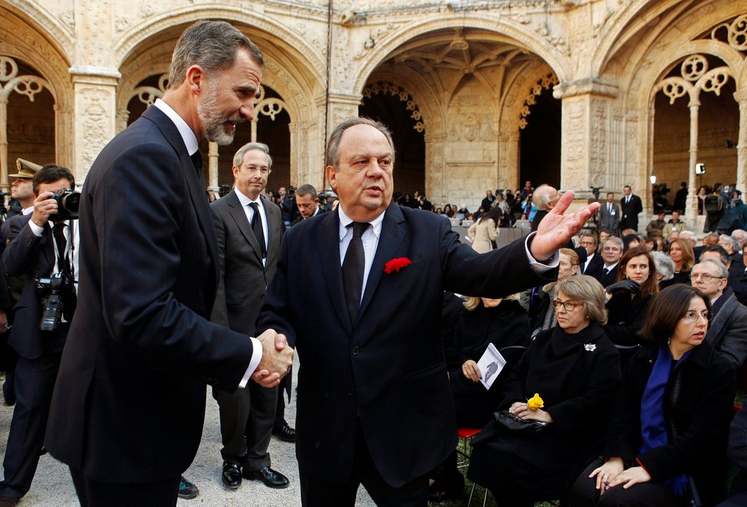 El rey Felipe VI saluda al hijo de Mario Soares, Joao, en el funeral.
