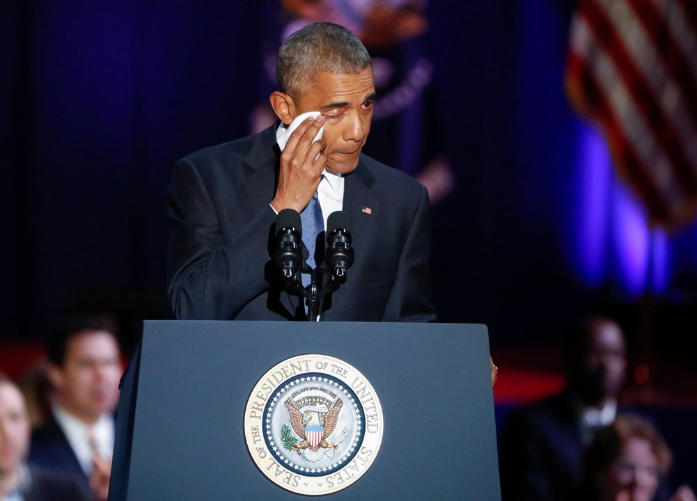 Obama se seca las lágrimas durante su discurso de despedida.