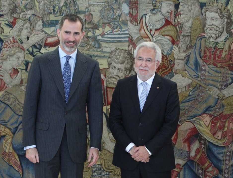 Felipe VI y Miguel Santalices, al inicio de su reunión en el Palacio de la Zarzuela.