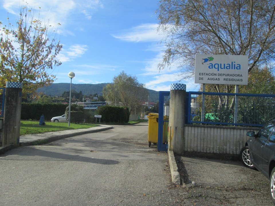 La depuradora de Redondela se encuentra muy próxima a una zona de viviendas y colegios.