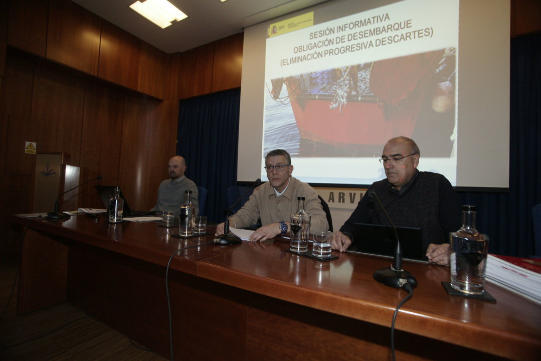 Ignacio Fontaneda, Javier Touza y Hugo González en ARVI explicando la obligación de desembarque.