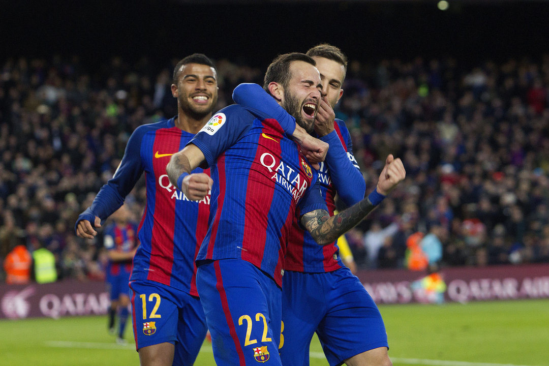 Aleix Vidal celebra junto a Rafinha y Jordi Alba el quinto gol del Barcelona contra Las Palmas.