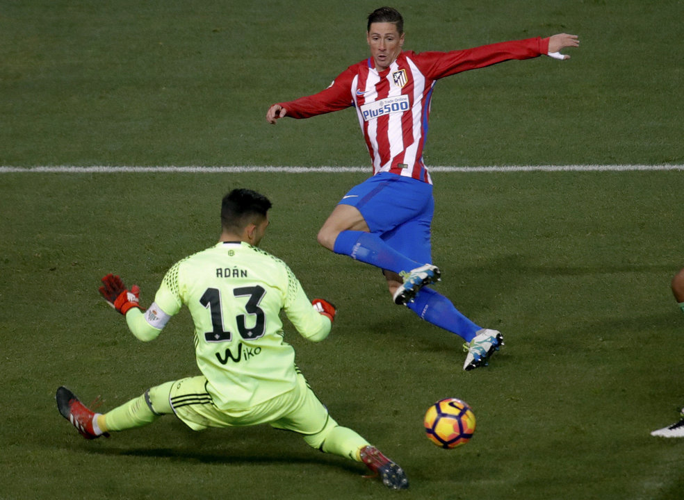 Fernando Torres remata ante Adán durante el partido de ayer en el Vicente Calderón.