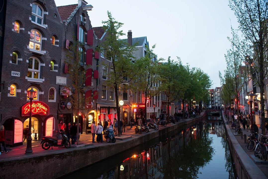 Imagen de negocios sexuales ubicados junto a uno de los canales en el popular &#34;Barrio Rojo&#34; de Amsterdam.