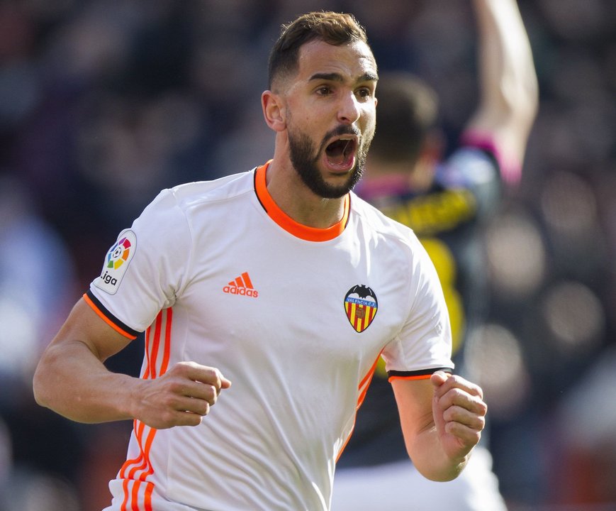 El valencianista Martín Montoya celebra un gol ayer en Mestalla.