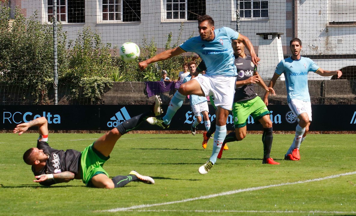 Borja Iglesias remata un balón en el partido de la primera vuelta contra el Racing de Santander, en el campo de Barreiro.