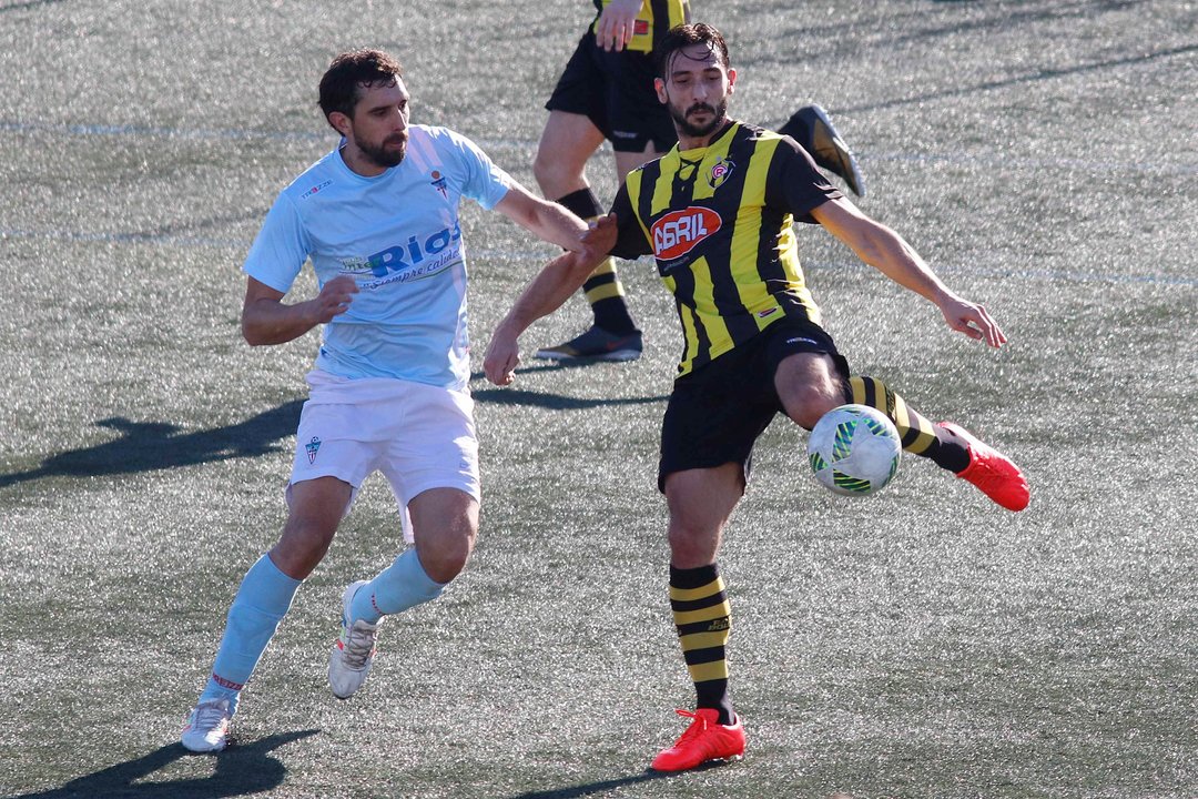 Pablo Carnero golpea el balón en una acción del partido de ayer disputado en el Baltasar Pujales.