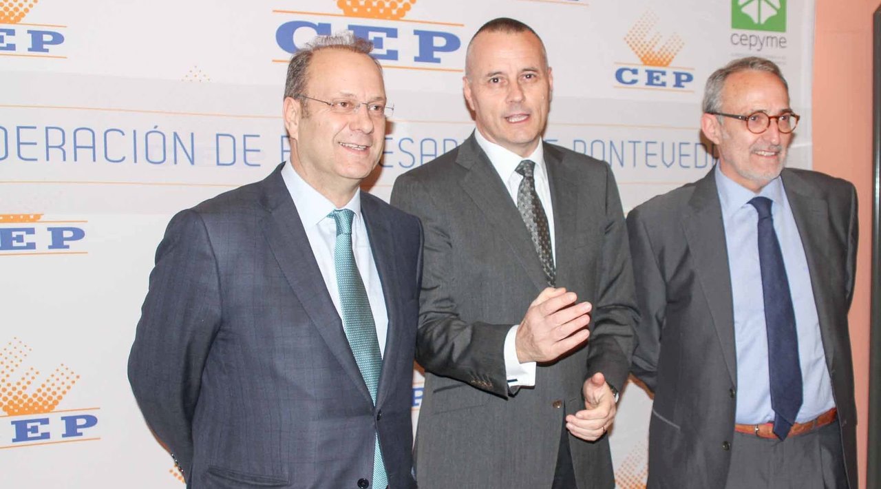 En el centro, Jorge Cebreiros, junto a los candidatos a la CEG en las pasadas elecciones, Pérez Canal y Dieter Moure.