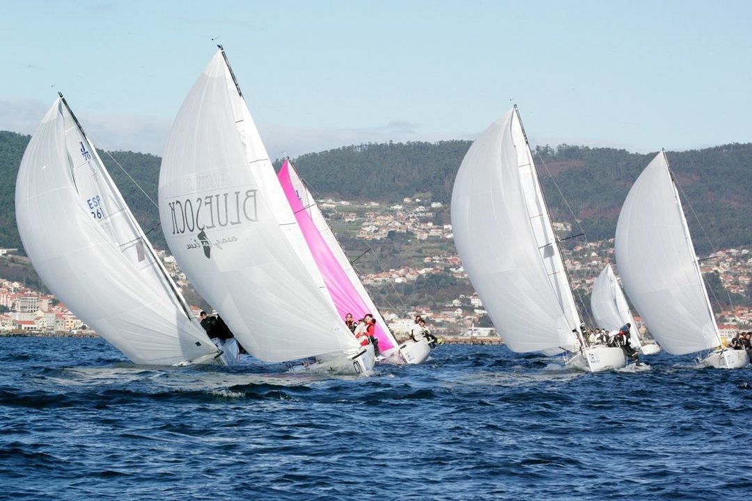 Imagen de una de las regatas de la tercera fase del Trofeo Pazo de Cea-Gloria de J70, que concluyó ayer en aguas de la Ría de Vigo.