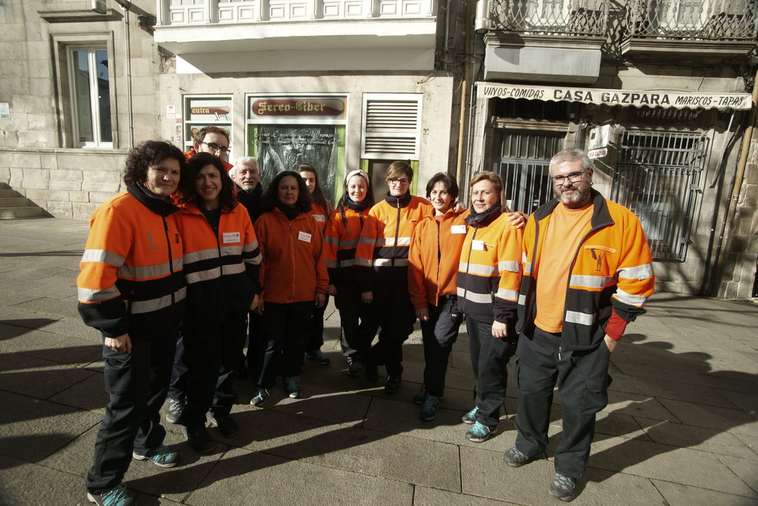 Con su uniforme naranja, coidadores de Barrio, de los cinco enclaves se dieron cita ayer en la Praza da Princesa