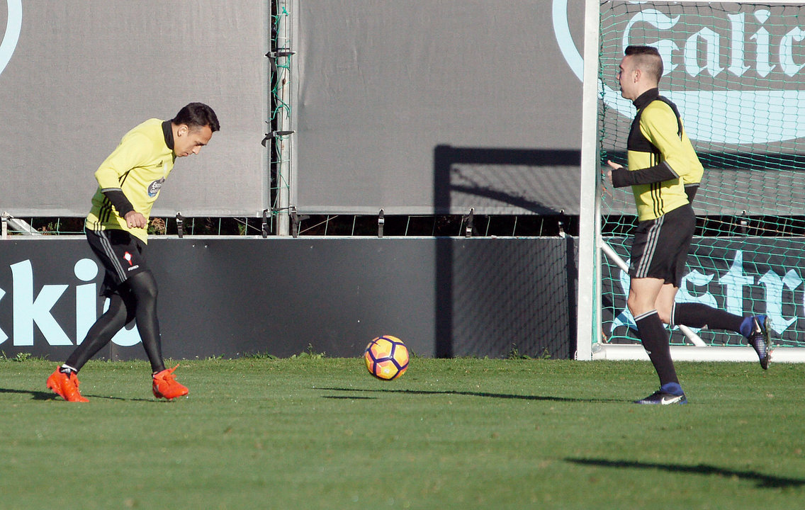 Orellana le pasa el balón a Iago Aspas durante un entrenamiento reciente en A Madroa.