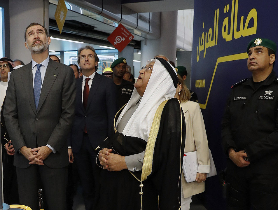 Felipe VI, acompañado por el ministro De la Serna, en la muestra de energías renovables de Riad.