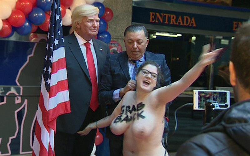 una activista del grupo feminista Femen, con el pecho descubierto