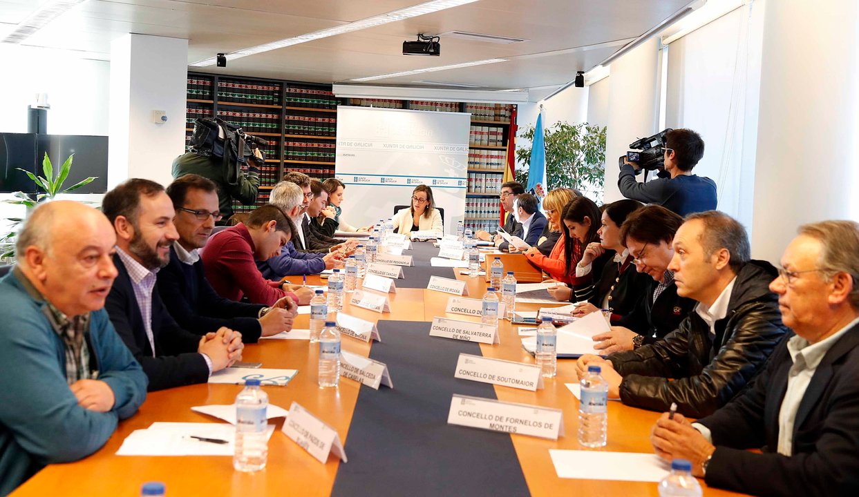 Los once alcaldes integrados en el Plan de Transporte y concejales de Vigo se reunieron ayer con la conselleira en a Comisión de Seguimiento.