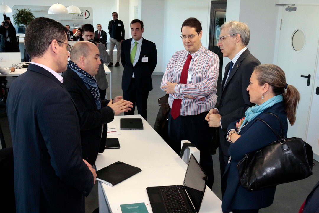 El conselleiro de Economía, Francisco Conde, y la delegada de Zona Franca, Teresa Pedrosa, conociendo los proyectos.