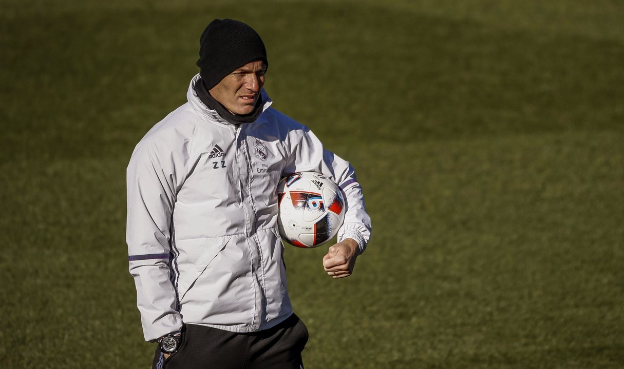El entrenador francés Zinedine Zidane, durante el entrenamiento de ayer del Real Madrid.