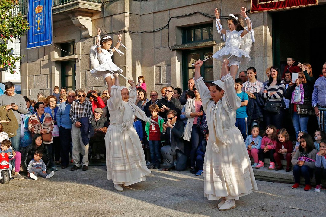 La danza de las &#34;Penlas&#34; es una de las tradiciones seculares de la celebración de la festividad del Corpus de Redondela.