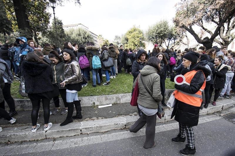 Estudiantes y profesores permanecen en los alrededores del colegio Machiavelli tras registrarse un terremoto de 5.6 de magnitud en Roma