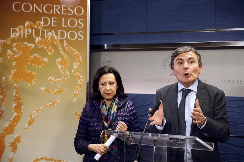 El portavoz de Economía del PSOE, Pedro Saura (d), junto a la diputada socialista Margarita Robles (i), tras el acuerdo alcanzado con el Gobierno