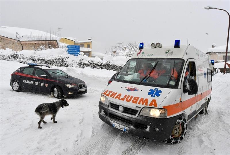 Una ambulancia circula por la localidad de Campotosto en la región de Abruzzo (Italia) cerca del epicentro del terremoto