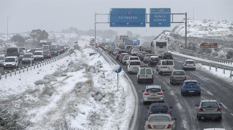Retenciones de tráfico causadas por la nevada caída hoy en el Puerto de la Cadena,  Murcia