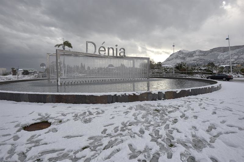 El cartel de entrada a Denia (Alicante) completamente cubierto de nieve