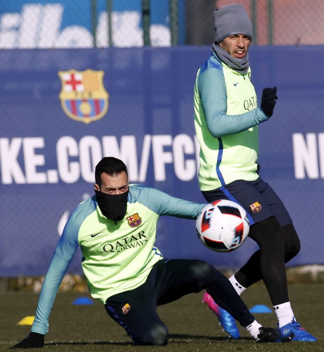 Busquets y Luis Suárez, ayer, en el entrenamiento del Barcelona.