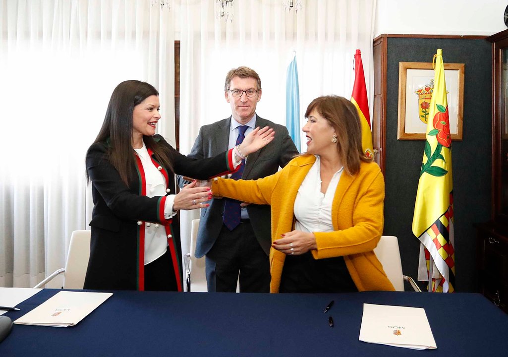 Nidia Arévalo, el presidente Núñez Feijóo y la conselleira Mato, tras firmar la aprobación definitiva del PXOM.