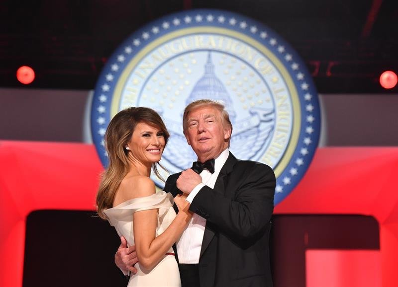 El presidente de UUS, Donald J. Trump, y la primera dama Melania Trump, bailan en el Freedom Ball