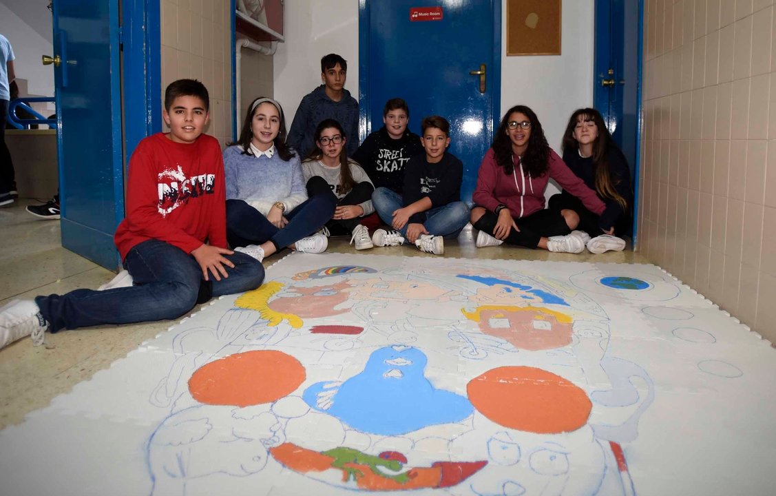 Puzzle alfombra que completa la cara del escritor Carlos Cares hecho por alumnos de 1º de ESO.