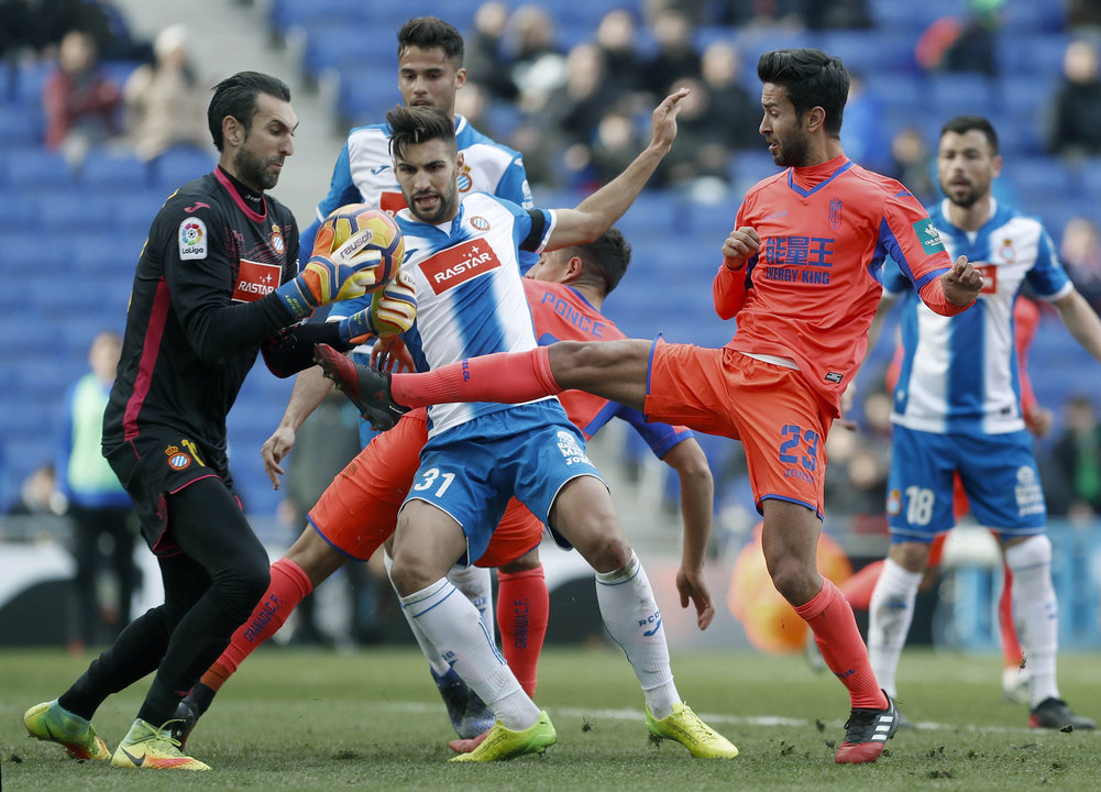 El gallego Diego López atrapa un balón durante el partido de ayer.