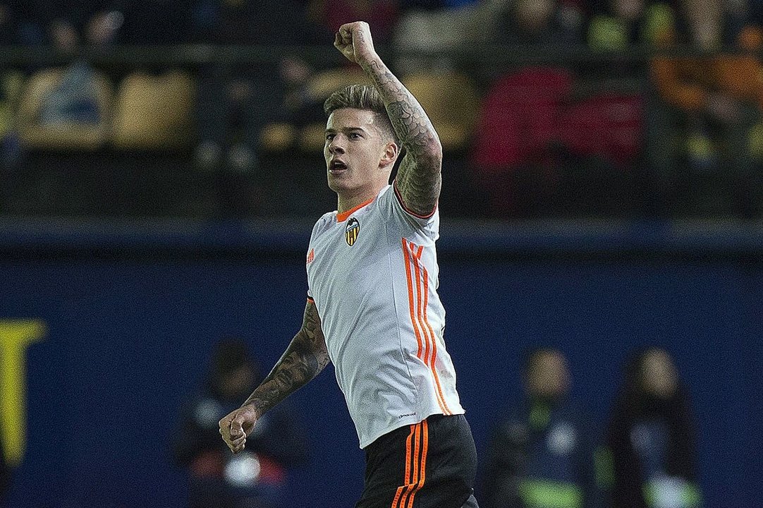 El vigués Santi Mina celebra su gol, el segundo del Valencia ayer.
