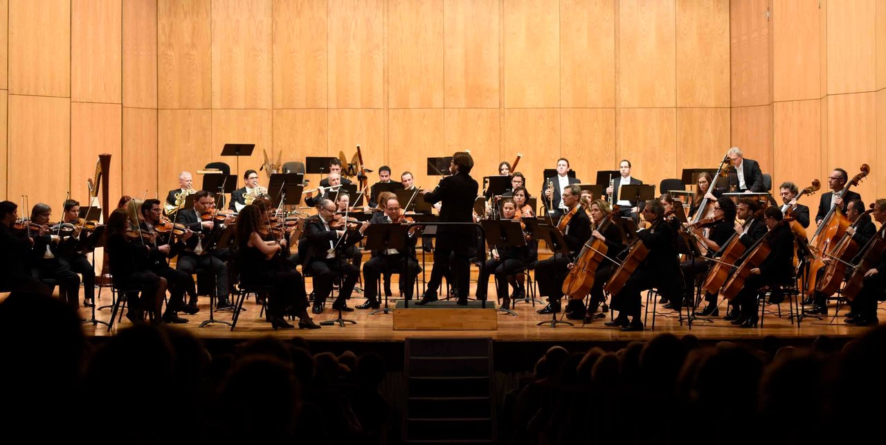 La Real Filharmonía de Galicia, ayer con el viola Yuval Gotlibovich.