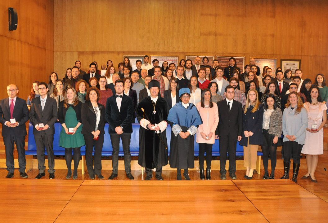 El rector, Salustiano Mato, en el centro, en la foto de familia con todos los alumnos premiados.