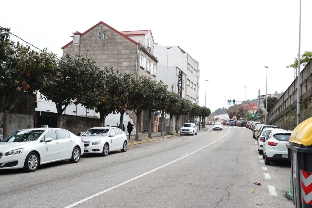 Uno de los locales registrados por la Policía se encuentra en la avenida de Vigo, en Chapela, cerca de la estación.