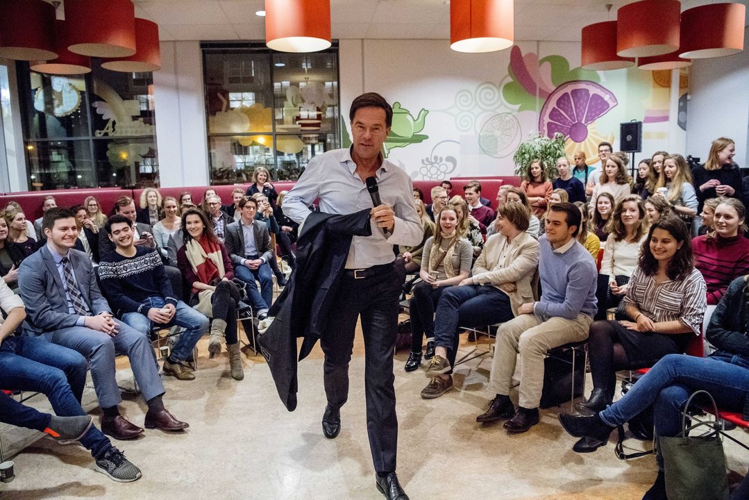 El primer ministro holandés, Mark Rutte, en un mitin con estudiantes de un colegio universitario en La Haya,