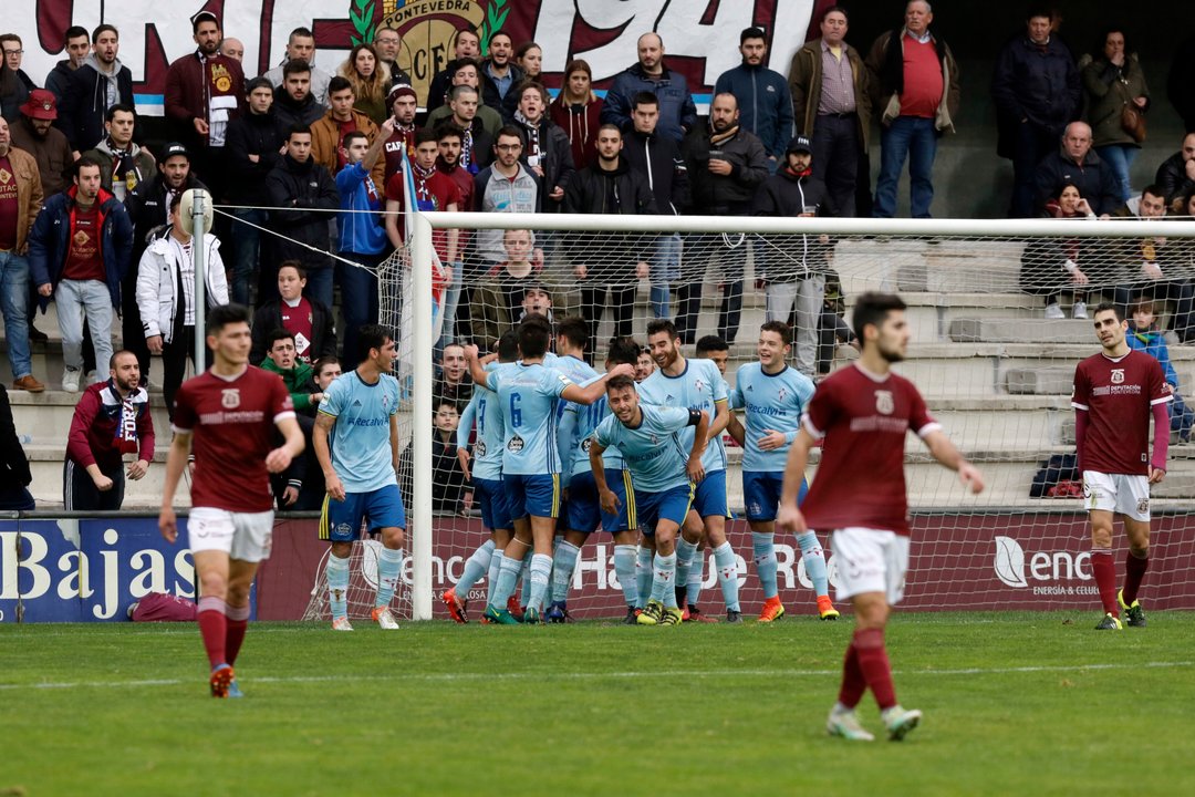 Los jugadores del Celta B celebran uno de los goles que marcaron ayer en el estadio de Pasarón.
