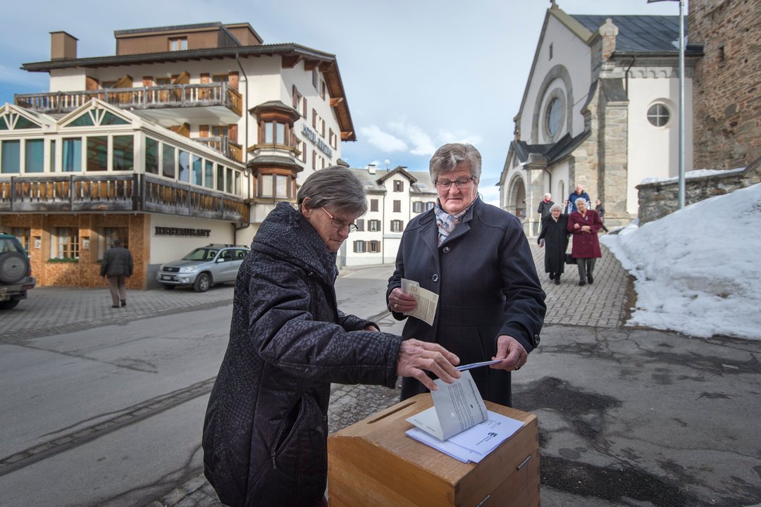 Dos mujeres ejercen su derecho a voto en el referéndum, a la salida de la iglesia en Obersaxen.