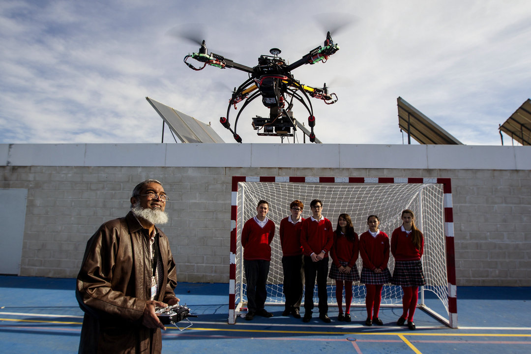 El ingeniero Juan Roestel muestra el manejo de un dron a los alumnos del colegio de Alhaurín de la Torre.