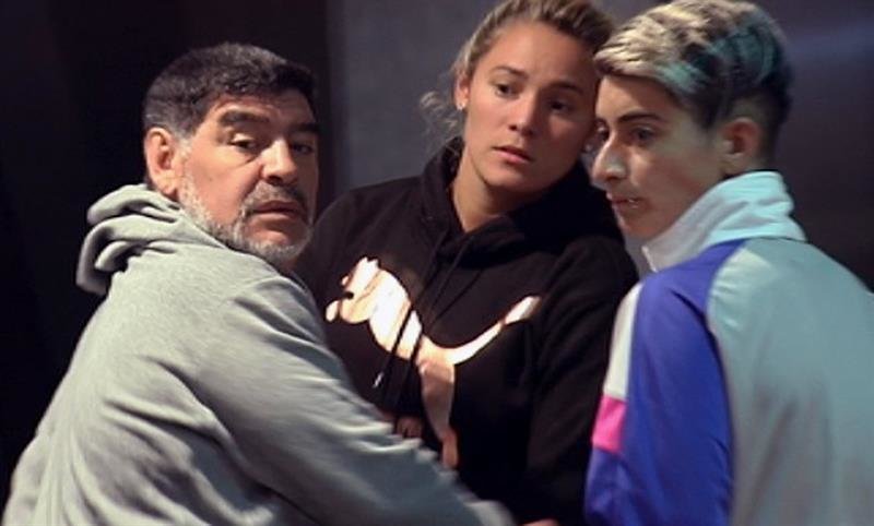 El exfutbolista Diego Maradona (i) junto a su novia Rocío Oliva en el hotel de Madrid donde se hospeda