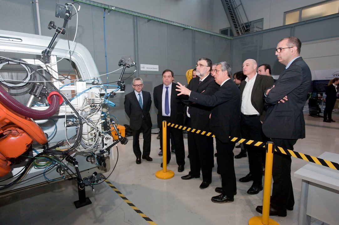 Gilles Le Borgne, en el centro, junto a la directiva del CTAG y el director de la factoría de Vigo del Grupo PSA, Frédéric Puech.