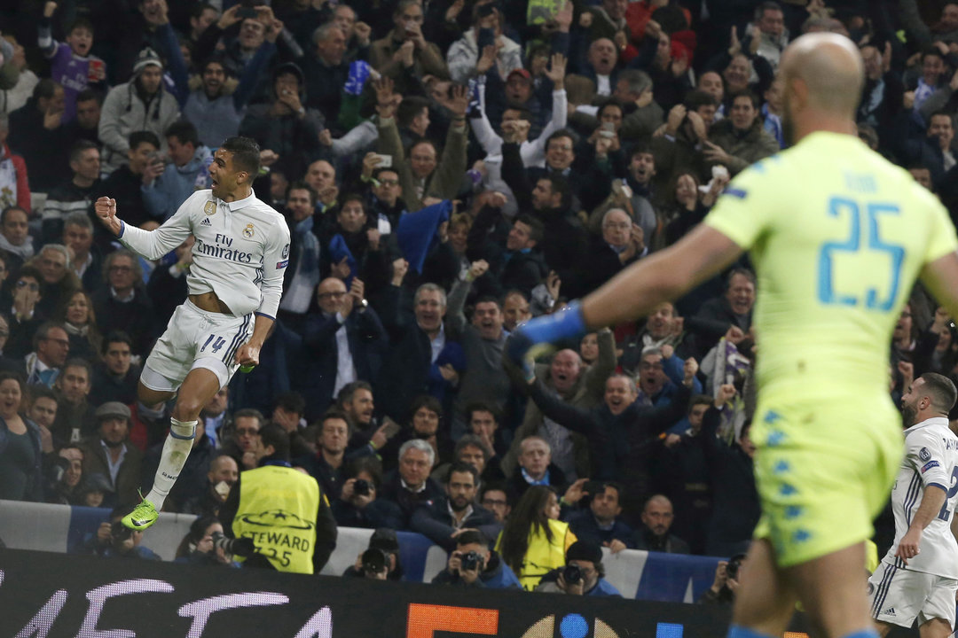 Casemiro celebra su gol ante la mirada del portero del Nápoles Pepe Reina, ayer en el Bernabéu.