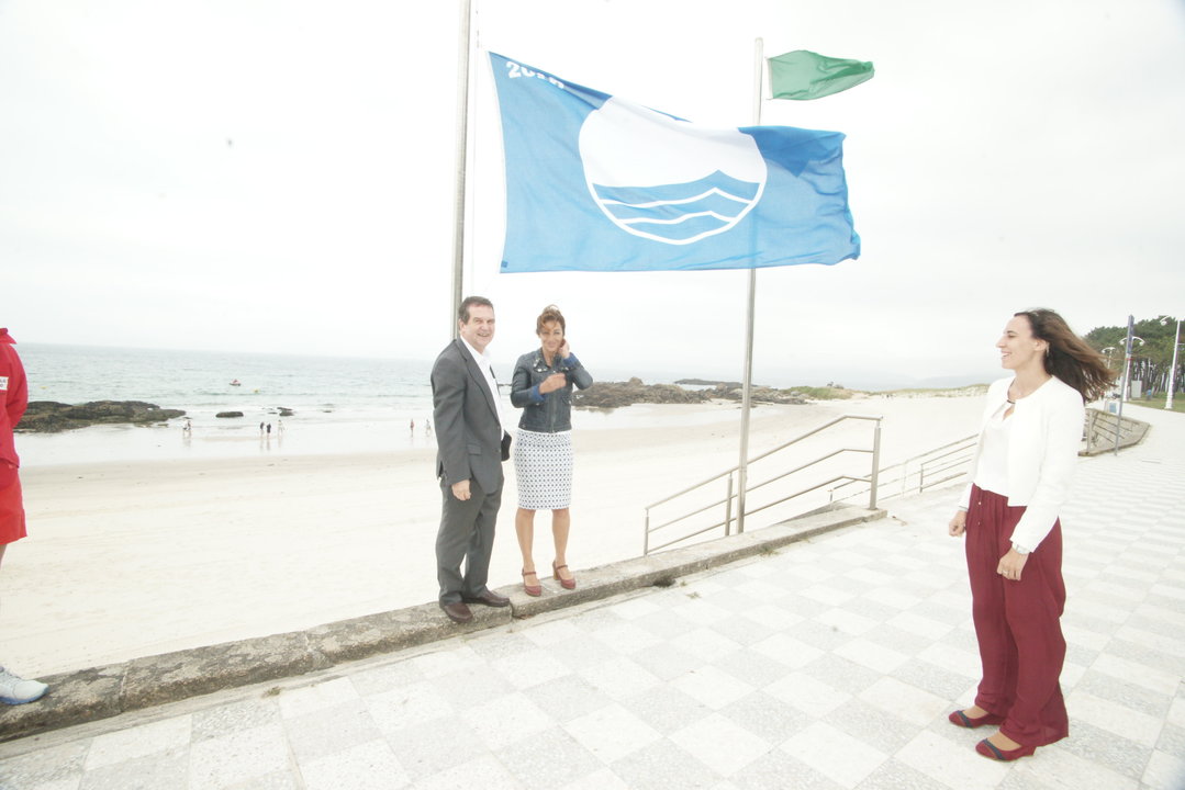 La izada de la bandera azul tuvo lugar el pasado junio en Argazada, un tramo de Samil.