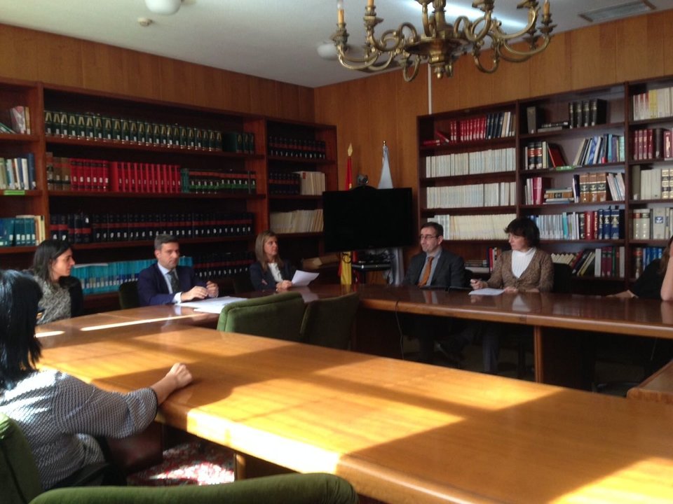Los jueces de Primera Instancia de Vigo, en una reunión presidida por el juez decano, ayer.