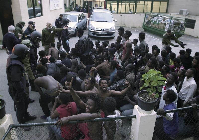 Pasadas las ocho de la mañana, unos 350 subsaharianos se encuentran a las puertas del Centro de Estancia Temporal de Inmigrantes