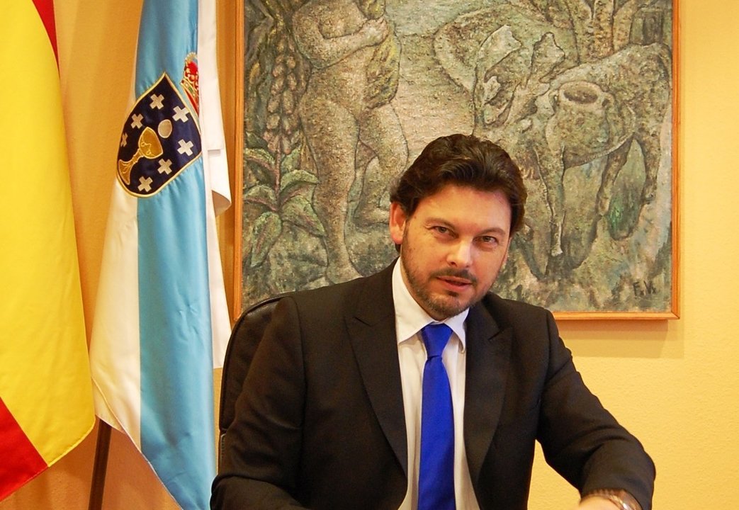 Rodríguez Miranda, secretario xeral de Emigración, en su despacho oficial.