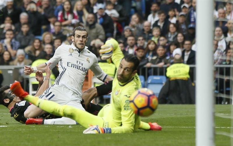 Gareth Bale marca un gol en la portería de Diego López del Espanyol