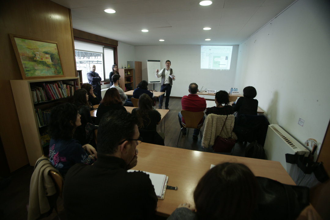 Un momento del curso ofrecido ayer en el Centro Cívico de Teis, por el Colegio Oficial de Psicólogos de Galicia.
