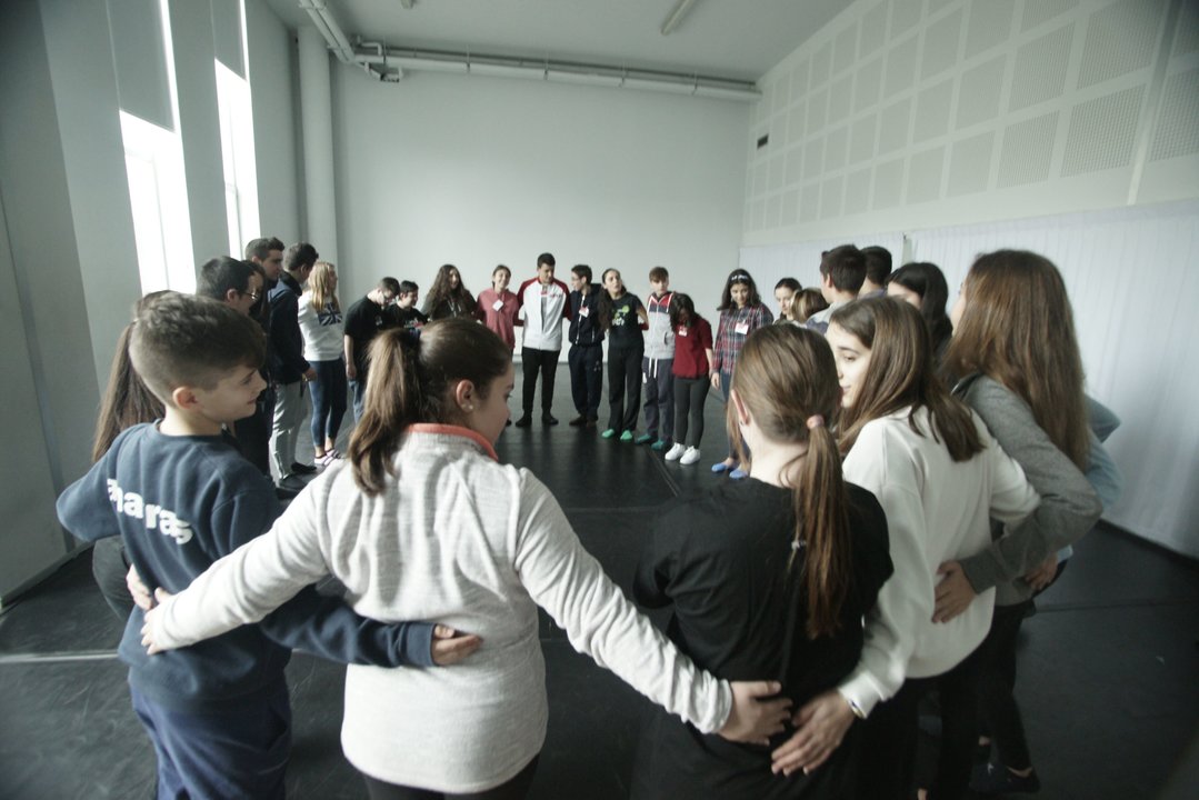 Los alumnos participaron en talleres de expresión corporal impartidos por actores.